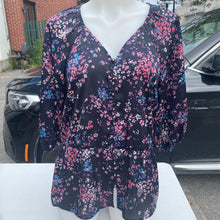 Load image into Gallery viewer, Banana Republic satiny peplum top M