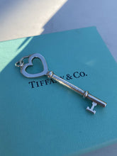 Load image into Gallery viewer, Tiffany heart key pendant