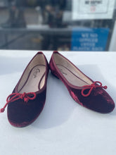 Load image into Gallery viewer, Capezio Velvet Flats 40