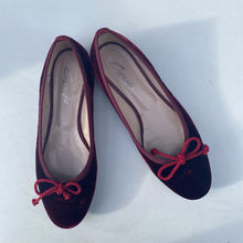 Load image into Gallery viewer, Capezio Velvet Flats 40