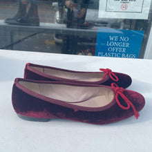 Load image into Gallery viewer, Capezio Velvet Flats 40