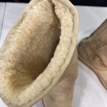 Load image into Gallery viewer, UGG wool lined suede boots 8