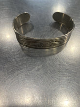 Load image into Gallery viewer, Daniel Yunkws "Wolf" pewter bangle