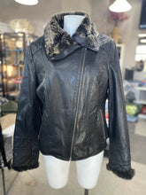 Load image into Gallery viewer, Danier quilted fur trim leather jacket L