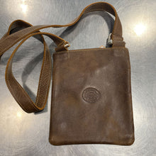 Load image into Gallery viewer, Roots small leather crossbody