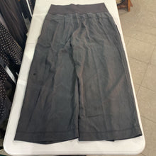 Load image into Gallery viewer, Lululemon cropped flowy pants 10
