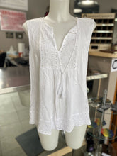 Load image into Gallery viewer, Gap sleeveless eyelet top M