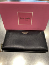 Load image into Gallery viewer, Kate Spade Saffiano leather full zip wallet