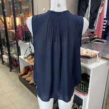 Load image into Gallery viewer, Banana Republic pleated top M