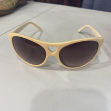 Load image into Gallery viewer, Moschino heart sunglasses