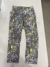 Load image into Gallery viewer, Lululemon dots/floral crop leggings 6