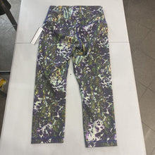 Load image into Gallery viewer, Lululemon dots/floral crop leggings 6