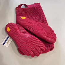 Load image into Gallery viewer, Fivefingers vibram mesh toe shoes w bag NWT 37