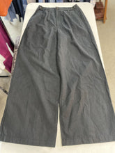 Load image into Gallery viewer, Madewell wide leg pleated pants 6
