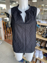 Load image into Gallery viewer, Gap eyelet top M