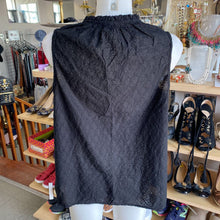 Load image into Gallery viewer, Gap eyelet top M