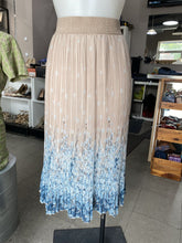Load image into Gallery viewer, Metro Wear pleated skirt XL