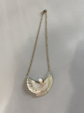 Load image into Gallery viewer, Necklace w Mother of pearl bird pendant