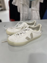 Load image into Gallery viewer, Veja sneakers 39/8