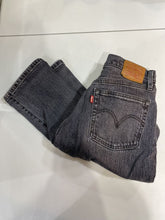Load image into Gallery viewer, Levis 501 jeans 28