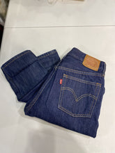 Load image into Gallery viewer, Levis 501 jeans 28