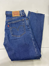 Load image into Gallery viewer, Levis 501 jeans 25