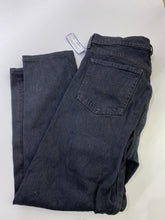 Load image into Gallery viewer, Levis Wedgie jeans 30
