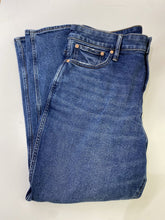 Load image into Gallery viewer, J Crew (outlet) Curvy Classic Vintage jeans 34