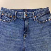 Load image into Gallery viewer, J Crew (outlet) Curvy Classic Vintage jeans 34