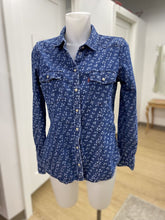 Load image into Gallery viewer, Levis Floral Denim Button-Up M