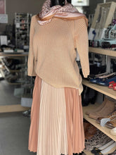Load image into Gallery viewer, BCBG Max Azria Pleated Skirt M