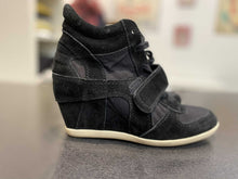 Load image into Gallery viewer, Ash suede hightops 39