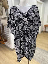 Load image into Gallery viewer, Mario Serrani floral dress/tunic XXL
