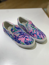 Load image into Gallery viewer, Lilly Pulitzer sneaker 8.5
