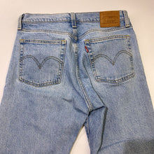 Load image into Gallery viewer, Levis Wedgie jeans 27
