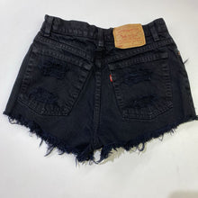 Load image into Gallery viewer, Levis 550 denim shorts 36(fits S)
