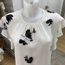 Load image into Gallery viewer, Vince Camuto floral top NWT XS
