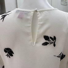 Load image into Gallery viewer, Vince Camuto floral top NWT XS
