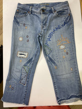 Load image into Gallery viewer, American Eagle patch cropped jeans 6
