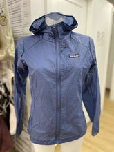 Load image into Gallery viewer, Patagonia light nylon jacket S
