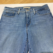 Load image into Gallery viewer, Levis 315 Shaping Bootcut jeans 29
