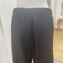 Load image into Gallery viewer, H&amp;M wide leg pants S
