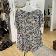 Load image into Gallery viewer, Torrid floral flowy top 2(XXL)
