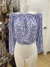 Load image into Gallery viewer, Dynamite floral lurex top NWT M
