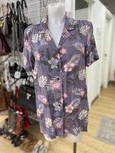 Load image into Gallery viewer, Twik/Simons tropical print top M
