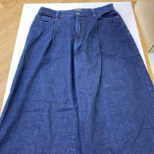 Load image into Gallery viewer, Banana Republic (outlet) wide leg jeans 30/10
