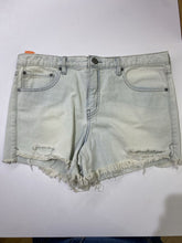 Load image into Gallery viewer, Free People denim shorts 31
