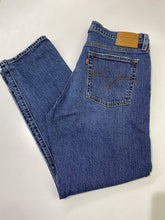 Load image into Gallery viewer, Levis jeans 28
