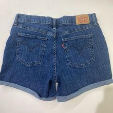 Load image into Gallery viewer, Levis Mid Length denim shorts 31
