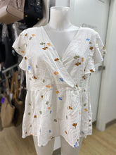 Load image into Gallery viewer, Market &amp; Spruce floral top NWT XL
